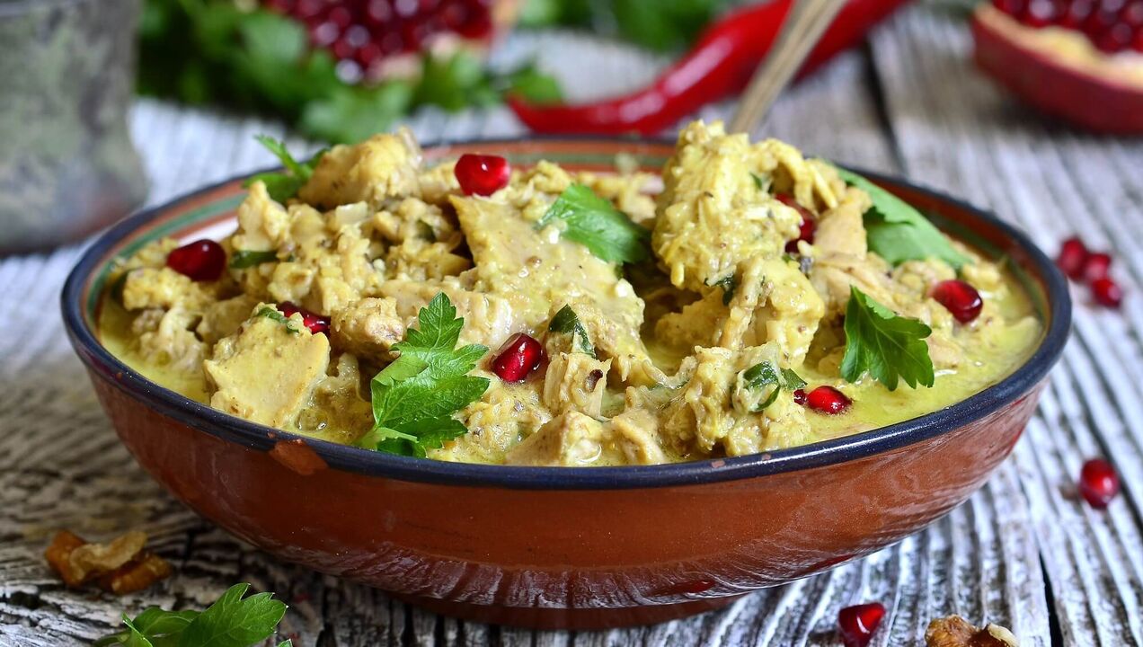 Walnut salad with pomegranate for potency